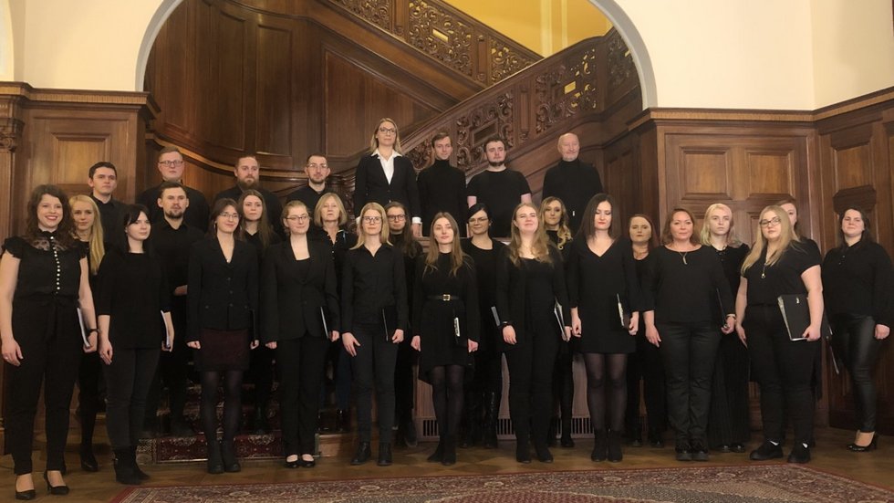 Chór Uniwersytetu Łódzkiego w czarnych strojach