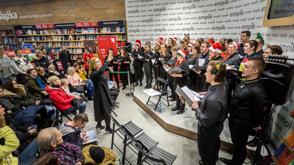 Chór UŁ podczas występu w Empiku